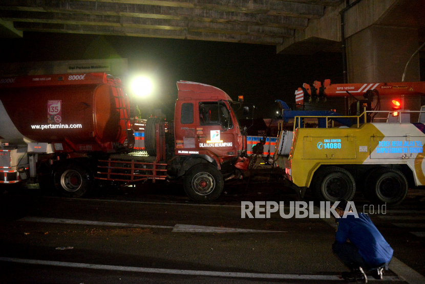 Proses evakuasi truk tangki bahan bakar minyak (BBM) yang menyebabkan kecelakaan dengan dengan sejumlah kendaraan di di Jalan Transyogi, Cibubur, Bekasi, Jawa Barat, Senin (18/7/2022). Polisi memeriksa sopir truk tangki Pertamina penyebab kecelakaan maut di Cibubur.