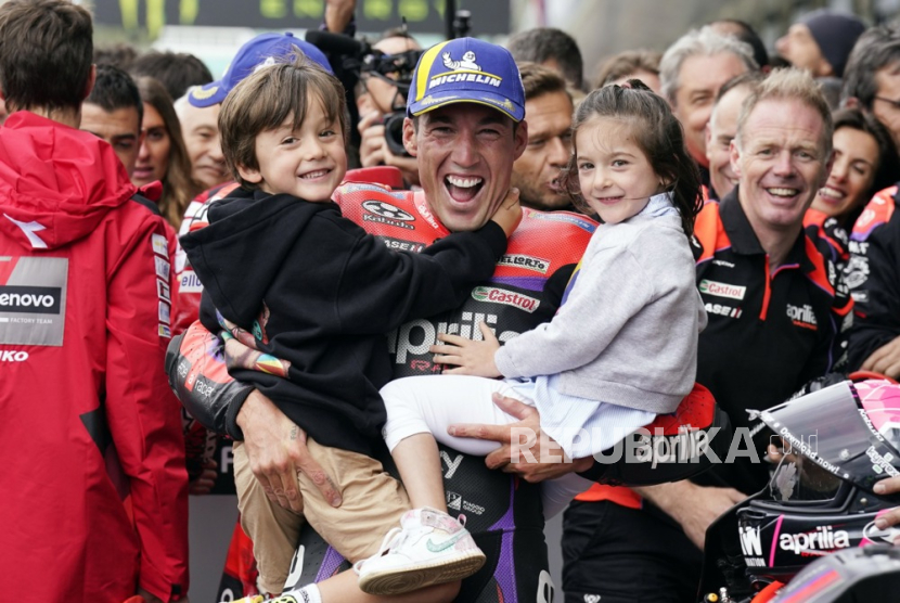 Pembalap MotoGP tim Aprilia asal Spanyol, Aleix Espargaro, bersama dua anaknya, Max dan Mia, usai juara di Sirkuit Silverstone, Inggris, Ahad (6/8/2023).