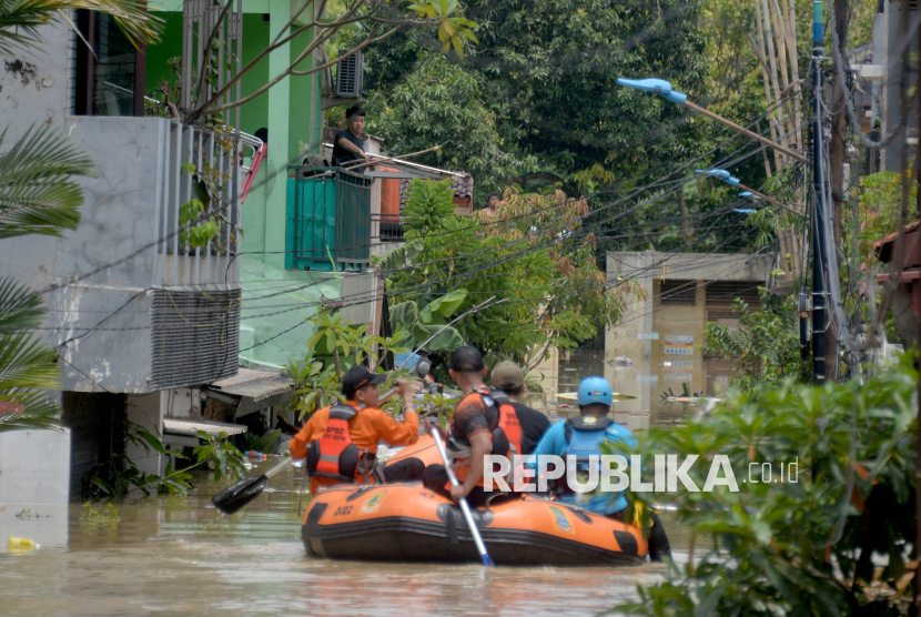 Petugas gabungan mengevakuasi korban banjir di Komplek Jaka Kencana (Depnaker), Bekasi Selatan, Jawa Barat, Selasa (4/3/2025). Sebanyak 7 kecamatan di Kota Bekasi terdampak banjir akibat meluapnya Kali Bekasi. Kecamatannya meliputi Jatiasih, Bekasi Selatan, Bekasi Timur, Bekasi Utara, Bantargebang, Medan Satria, dan Pondok Gede. Terdapat sekitar 20 lokasi posko pengungsian yang disiapkan. Posko-posko ini tersebar di kawasan Perum Pondok Gede Permai dan wilayah terdampak lainnya. Pemerintah Kota Bekasi telah menetapkan status tanggap darurat bencana banjir. Total pengungsi akibat banjir bekasi mencapai 5.000 KK, dengan jumlah jiwa yang terdampak 16 ribu jiwa secara keseluruhan.