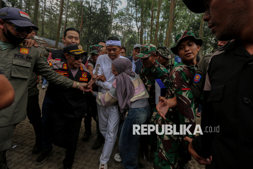 Gubernur Jawa Barat Dedi Mulyadi disambut warga saat menghadiri acara Ground Talk dan Bebersih Leuweung di Kilometer 0 Citarum, Situ Cisanti, Kabupaten Bandung, Jawa Barat, Sabtu (26/9/2026). 