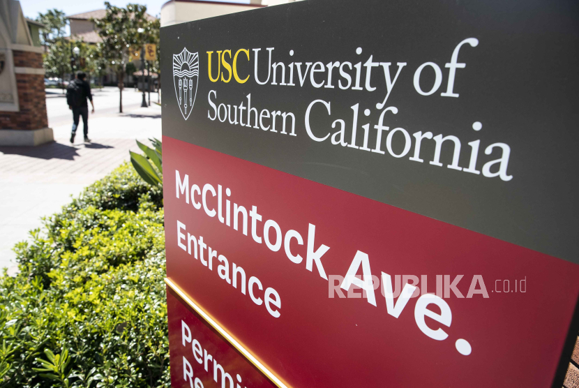 Seorang mahasiswa berjalan melewati pintu masuk USC (University of Southern California) di Los Angeles, California, Amerika Serikat, 12 Maret 2019. 