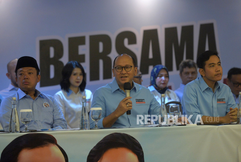 Ketua Tim Kampanye Nasional (TKN) Koalisi Indonesia Maju Rosan Roslani (tengah) saat mengumumkan susunan lengkap struktur TKN Prabowo-Gibran di Kemang, Jakarta Selatan, Senin (6/11/2023).