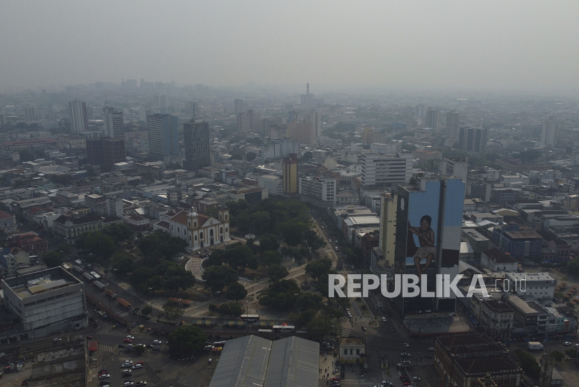 Asap kebakaran hutan memenuhi udara di Manaus, Negara Bagian Amazonas, Brasil, Selasa (27/8/2024). 