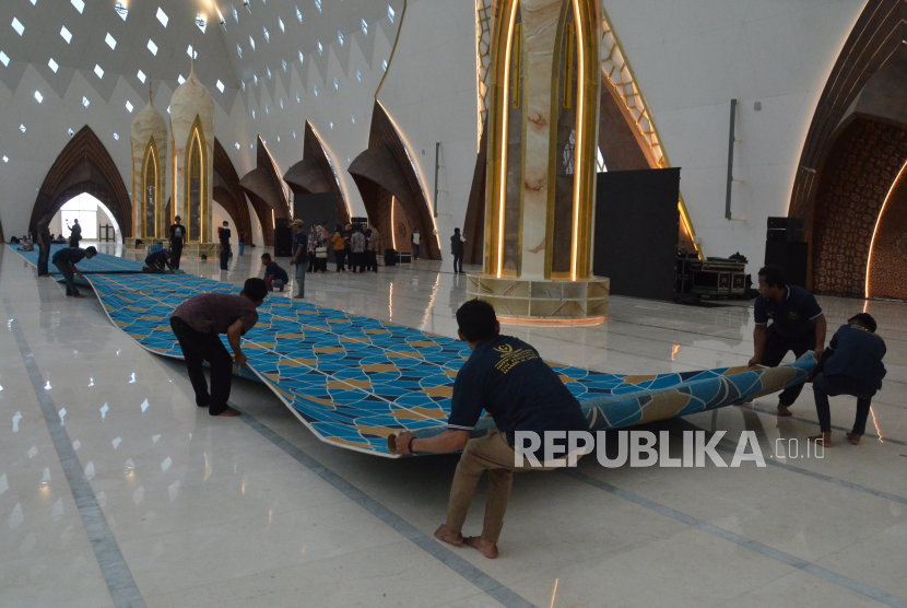 Para pekerja dari unsur terkait, pegawai pemerintah dan komunitas masyarakat melakukan kerja bakti, di Masjid Al Jabbar, Gede Bage, Kota Bandung, Kamis (29/12/2022). Masjid megah berkapasitas 50.000 orang ini akan diresmikan pada Jumat 30 Desember 2022.