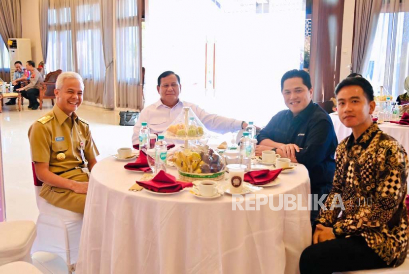 Gubernur Jawa Tengah Ganjar Pranowo dan Menteri Pertahanan (Menhan) Prabowo Subianto bertemu di Lanud Adi Soemarno, Solo, Jawa Tengah.   