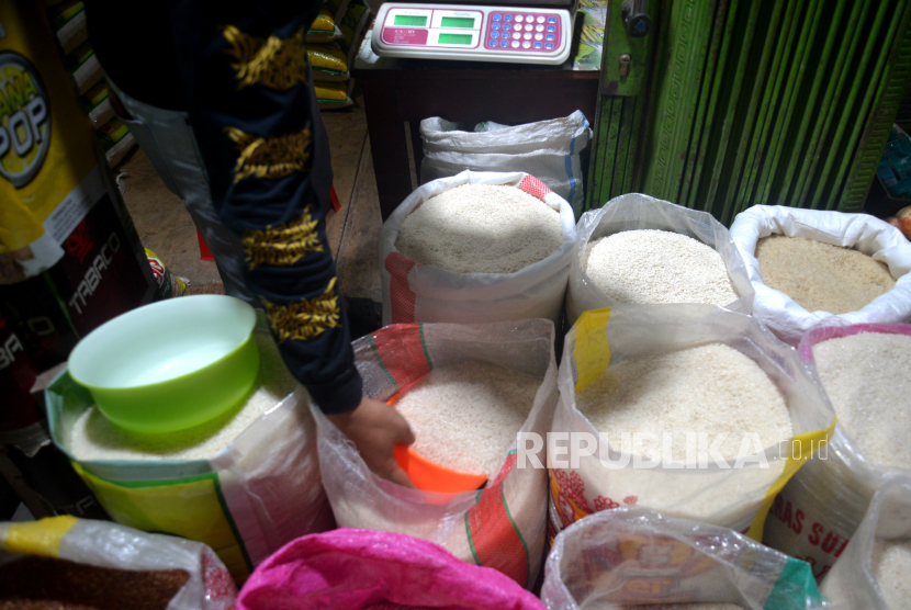 Pedagang mengambil beras untuk pembeli di Pasar Kranggan, Yogyakarta.