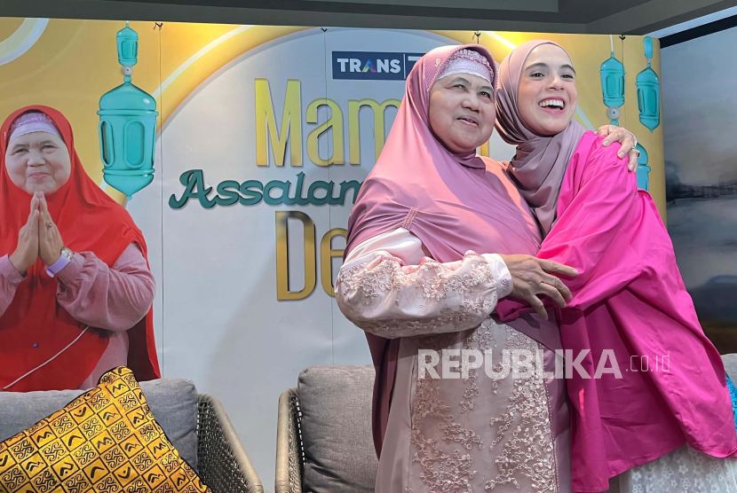 Mamah Dedeh dan Nycta Gina menjadi pengisi acara program baru TRANS7 Assalamualaikum Mamah Dedeh. Program ini menampilkan kebiasaan Mamah Dedeh di rumah dengan ceramah yang sesuai dengan kehidupan sehari-hari. 