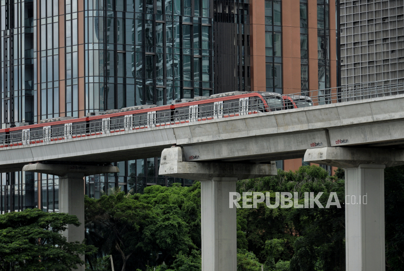 Rangkaian Light Rail Transit (LRT) Jabodebek di kawasan Stasiun LRT Kuningan, Jakarta Selatan, Ahad (20/2/2022). 