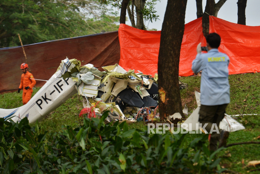 Petugas gabungan mengidentifikasi puing-puing pesawat yang jatuh di Lapangan Sunburst Bumi Serpong Damai (BSD), Tangerang Selatan, Banten, Ahad (19/5/2024). Pesawat jenis Cessna  2006 dengan kode registrasi PK-IFP TECNAM milik Indonesia Flying Club terjatuh dikawasan tersebut sekitar pukul 13.45 WIB yang menyebabkan tiga orang meninggal dunia yakni satu orang penerbang, satu orang teknisi dan satu orang penumpang. Sementara, tim dari Komite Nasional Keselamatan Transportasi bersama Inspektorat Penerbangan dari Ditjen Perhubungan Udara serta kepolisian setempat belum memberikan keterangan dan masih mendalami penyebab terjadinya kecelakaan pesawat tersebut.