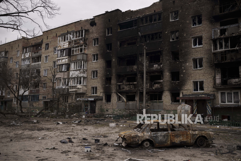 Pemandangan bangunan tempat tinggal yang rusak berat setelah pertempuran antara pasukan Rusia dan Ukraina, di Irpin, di pinggiran Kyiv, Ukraina, Rabu, 6 April 2022 (ilustrasi). Kuburan massal ditengarai merupakan pemakaman warga sipil korban perang
