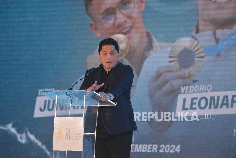 Menteri BUMN Erick Thohir memberikan sambutan saat Malam Apresiasi atlet Olimpiade Paris 2024 di Pos Bloc, Jakarta, Senin (2/9/2024). Para atlet peraih medali Olimpiade Paris mendapatkan bonus dari sejumlah perusahaan Badan Usaha Milik Negara (BUMN) atas prestasi mereka. Para peraih medali emas, Rizki di cabang angkat besi kelas 73 kg dan Veddriq di nomor speed climbing, masing-masing mendapatkan bonus total senilai Rp 2,5 Miliar, dengan komposisi Rp 1 Miliar berupa uang tunai dan rumah hunian seharga Rp 1,5 Miliar. Sementara Gregoria yang meraih perunggu di tunggal putri bulu tangkis menerima bonus total Rp 1 Miliar dengan komposisi Rp 500 juta uang tunai dan rumah hunian senilai Rp 500 juta.