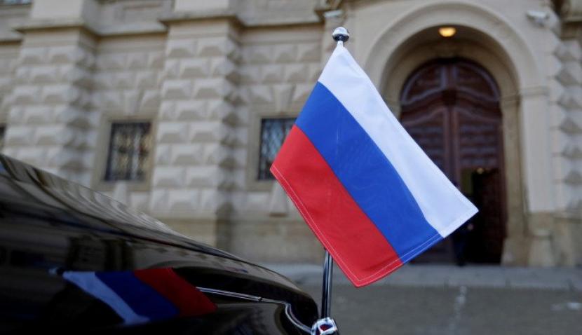Bendera nasional Rusia terlihat di sebuah mobil di depan Kementerian Luar Negeri di Praha, Republik Ceko, 21 April 2021. (Reuters/David W Cerny)