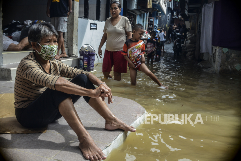 Sejumlah warga menunggu air surut saat terjadi banjir di kawasan Kebon Pala, Jatinegara, Jakarta. Tingginya curah hujan di wilayah Bogor dan Depok pada Rabu (20/5), membuat kali Ciliwung meluap hingga menyebabkan ratusan rumah penduduk terendam banjir setinggi 1,5 meter. (Ilustrasi)