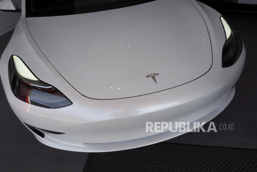 Mobil listrik Tesla dipajang di salah satu show room di Walnut Creek, California, USA, 17 Februari 2023. Foto ilustrasi.