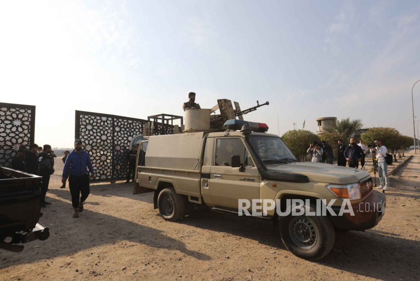Anggota Pasukan Mobilisasi Populer (PMF) Syiah Irak di dekat gerbang setelah dilaporkan terjadi serangan drone di markas keamanan di Baghdad, Irak, (4/1/2024).