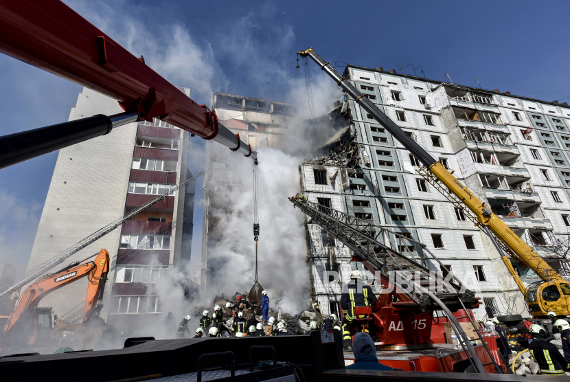 Rudal Rusia menghantam bangunan apartemen di Ukraina. ilustrasi