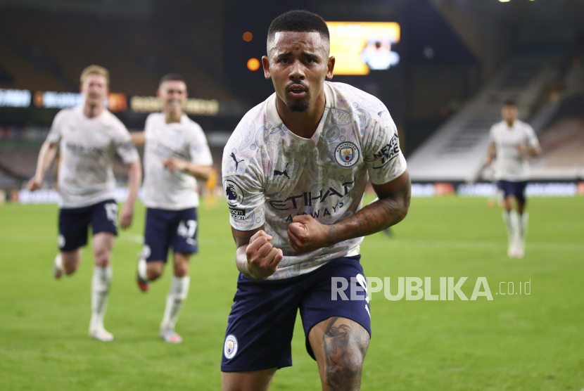 Gabriel Jesus dari Manchester City melakukan selebrasi setelah mencetak gol ketiga timnya selama pertandingan sepak bola Liga Premier Inggris antara Wolverhampton Wanderers dan Manchester City di Stadion Molineux di Wolverhampton, Inggris, Senin, 21 September 2020. 