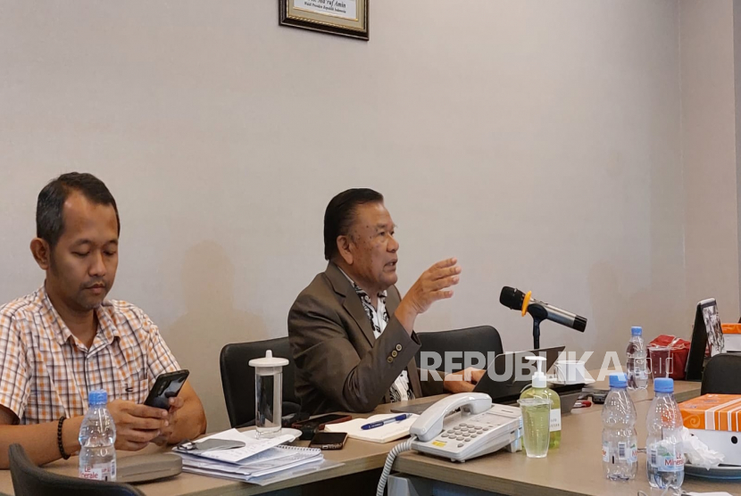 Plt Ketua Dewan Minyak Sawit Indonesia (DMSI) Sahat Sinaga saat menjelaskan kepada awak media penyebab Minyakita langka di Kantor DMSI, Jakarta, Selasa (7/2/2023). 