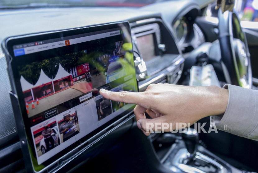 Polisi menunjukkan mobil yang sudah dilengkapi perangkat sistem tilang elektronik atau Electronic Traffic Law Enforcement (ETLE) mobile di Markas Polda Metro Jaya, Jakarta, Selasa (13/12/2022). 