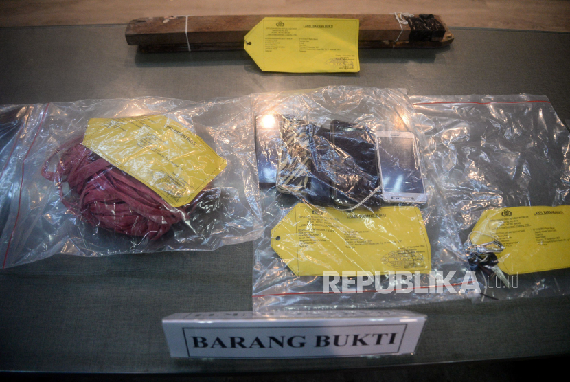 Polisi menunjukkan barang bukti senjata tajam berupa golok (ilustrasi).