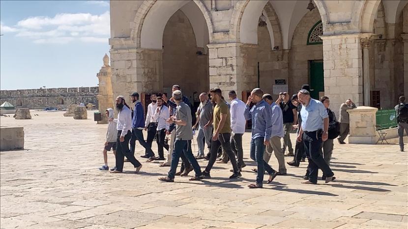 Puluhan pemukim Israel kembali memaksa masuk ke kompleks Masjid al-Aqsa di Yerusalem Timur pada Senin (24/5) setelah jeda tiga minggu.
