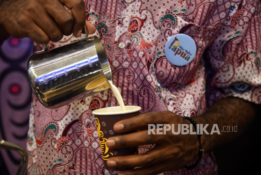  Peserta membuat kopi saat di GOR Cenderawasih, Kota Jayapura, Papua, Rabu (24/8/2022) (ilustrasi) 