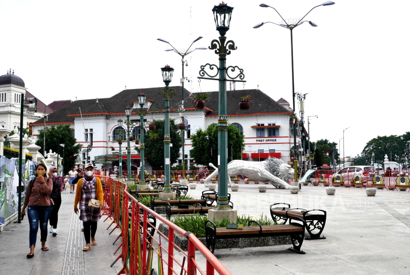 Wisatawan berjalan-jalan di kawasan Titik Nol Yogyakarta, Selasa (19/10). Pemerintah memutuskan menaikkan status selama liburan Natal dan Tahun Baru akhir tahun 2021 ini menjadi PPKM Level 3.