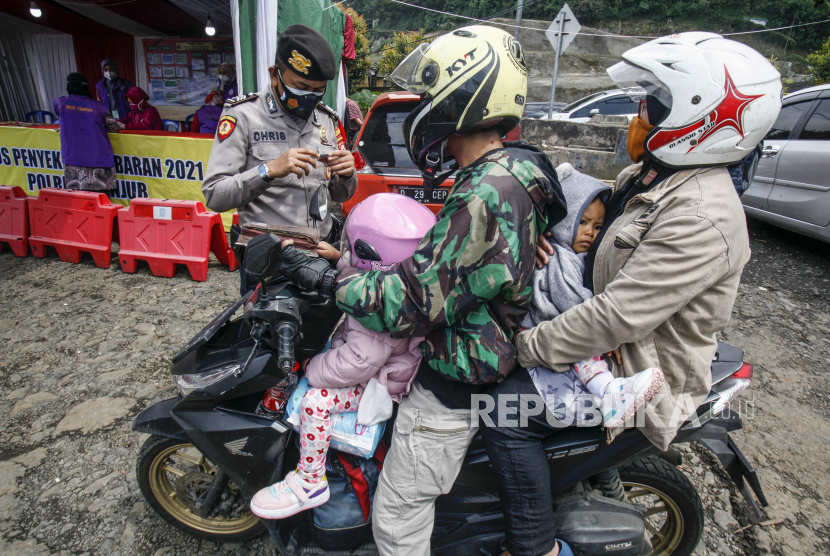 Polisi memeriksa kendaraan warga, ilustrasi. Polres Cianjur, Jawa Barat, memberlakukan sistem ganjil genap di sepanjang Jalan Mangunsarkoro yang merupakan jalan pusat kota Cianjur untuk mengurangi mobilitas warga.