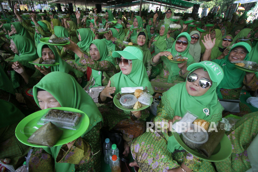 Ibu-ibu Muslimat NU menunjukkan sajian kupang lontong saat peringatan Harlah ke-77 Muslimat NU di parkir timur Gelora Delta Sidoarjo, Jawa Timur, Ahad (28/5/2023). Kegiatan bertema Menguatkan Muslimat Nahdlatul Ulama Dalam Membangun Peradaban tersebut mencatat rekor MURI makan kupang lontong dengan peserta sebanyak 13.000 orang. 