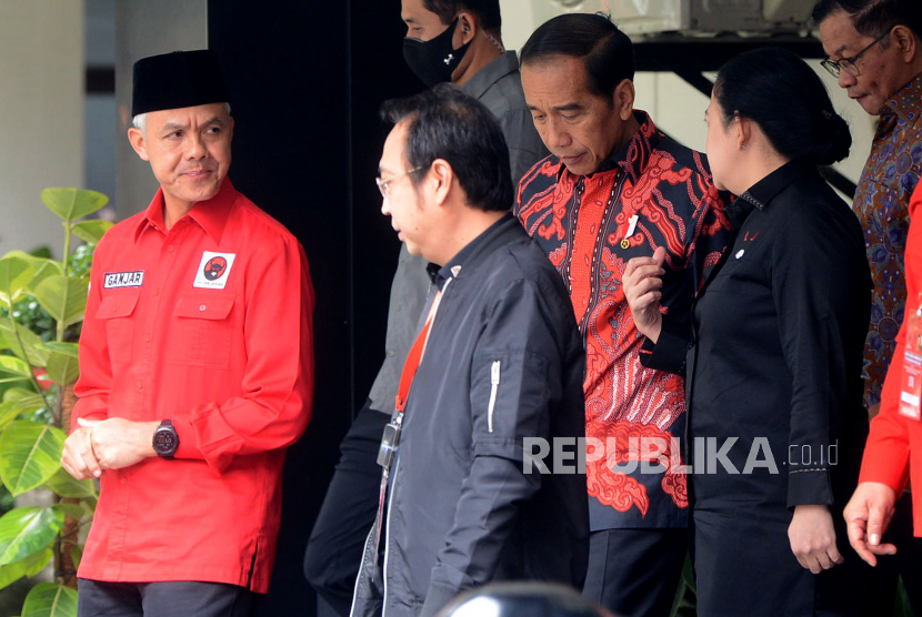 Presiden Joko Widodo (dua kanan) berbincang dengan Ketua DPP PDIP Puan Maharani (kanan), Ketua DPP PDIP Prananda Prabowo (dua kiri) dan Bakal Calon Presiden PDIP Ganjar Pranowo (kiri) usai menghadiri Rakernas III PDI Perjuangan di Sekolah Partai DPP PDIP, Jakarta, Selasa (6/6/2023). Rakernas PDI Perjuangan yang berlangsung 6-8 Juni 2023 itu mengangkat tema fakir miskin dan anak-anak terlantar dipelihara oleh negara. 