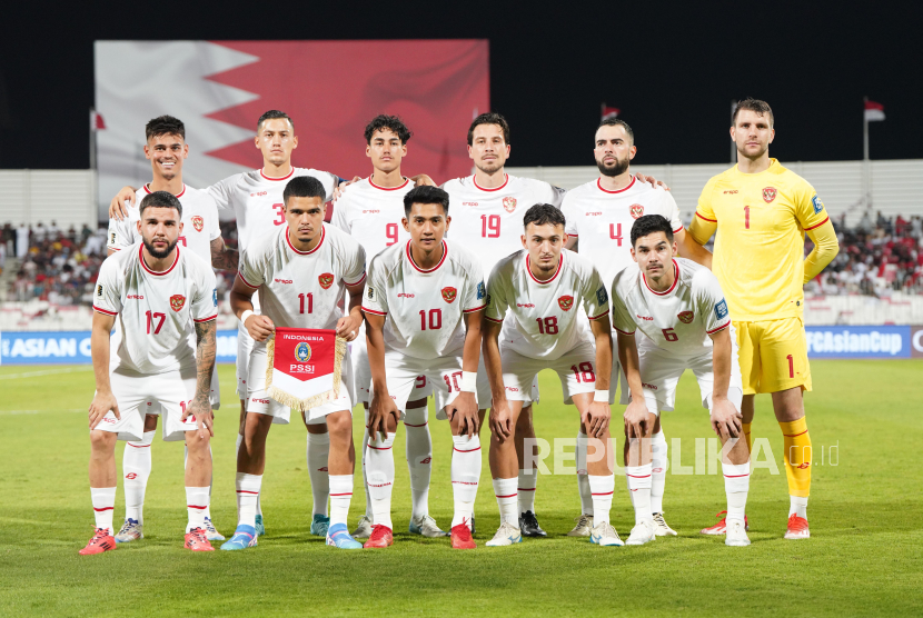 Timnas Indonesia sebelum bertanding melawan Timnas Bahrain dalam laga Grup C putaran ketiga Kualifikasi Piala Dunia 2026 zona Asia di Stadion Nasional Bahrain, Kamis (10/10/2024). Pertandingan berakhir seri 2-2. Gol Indonesia dicetak Ragnar Oeratmangoen di menit ke-48 dan Rafael Struick menit ke-74. Dua gol Bahrain dicetak Mohamed Jasim Marhoon di menit ke-15 dan menit 99.