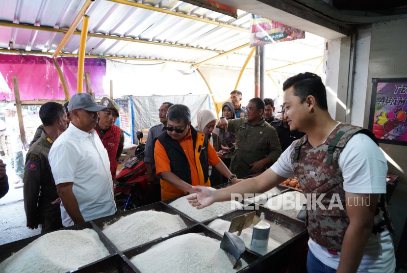 Bupati Garut Rudy Gunawan mengecek harga sejumlah kebutuhan pokok, termasuk beras, di Pasar Mandalagiri, Kecamatan Garut Kota, Kabupaten Garut, Jawa Barat, Selasa (5/9/2023). 