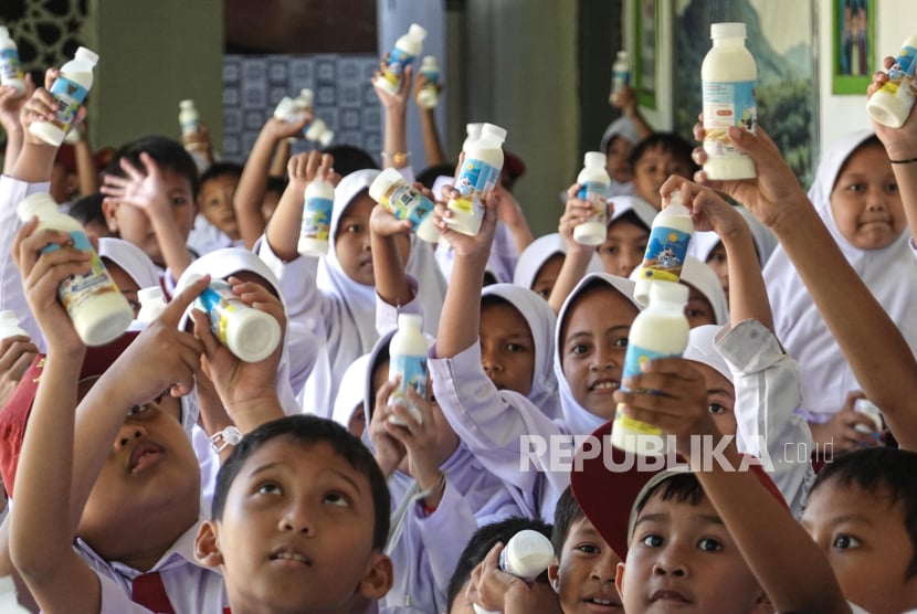 Sejumlah siswa mendapatkan susu sapi murni gratis dalam acara uji coba gerakan minum susu di SD Negeri 1 Sudagaran, Banyumas, Jawa Tengah, Senin (5/8/2024). Kementerian Pertanian menyiapkan Kabupaten Banyumas, Jateng, sebagai percontohan gerakan minum susu dengan melakukan sosialisasi dan uji coba gerakan minum susu yang mencakup 34 SD dan 2 MI dengan total mencapai lima ribuan siswa, bersumber dari produksi susu Balai Besar Pembibitan Ternak Unggul dan Hijauan Pakan Ternak (BBPTUHPT) Baturraden. 