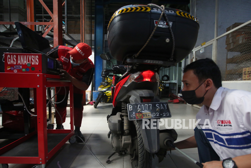 Mekanik melakukan uji emisi berbayar sebuah kendaraan bermotor di bengkel motor kawasan Veteran, Bintaro, Jakarta Selatan, Kamis (4/11/2021).. 