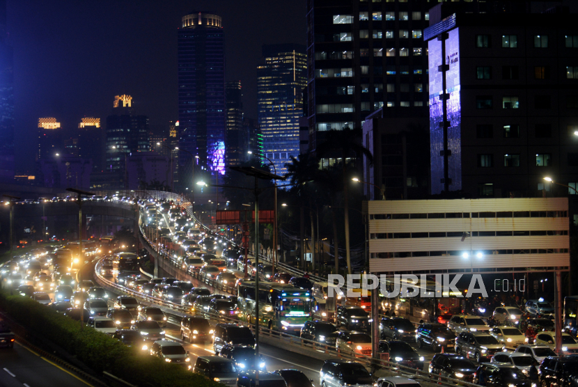 Suasana kemacetan di Jalan Gatot Subroto, Jakarta, Selasa (2/5/2023). Pertumbuhan ekonomi kuartal II 2023 akan berada di kisaran 5,05 persen-5,1 persen.