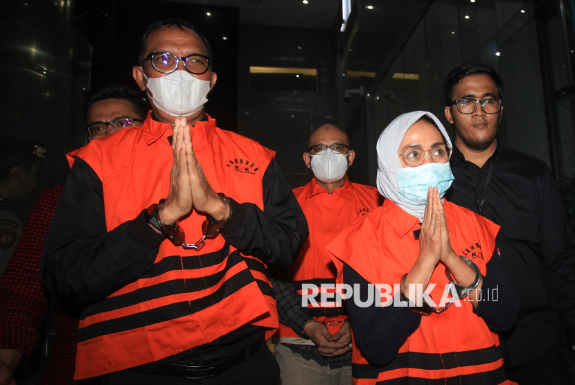 Direktur Utama PT ASDP Indonesia Ferry tahun 2017-2024 Ira Puspadewi (kedua kanan), Direktur Komersial dan Pelayaran PT ASDP tahun 2019-2024 Muhammad Yusuf Hadi (kiri) serta Direktur Perencanaan dan Pengembangan PT ASDP tahun 2020-2024 Harry Muhammad Adhi Caksono (kedua kiri) berjalan saat akan diumumkan sebagai tersangka dalam konferensi pers di Gedung Merah Putih KPK, Jakarta, Kamis (13/2/2025). KPK menahan ketiganya terkait kasus dugaan korupsi proses Kerja Sama Usaha (KSU) dan akuisisi PT Jembatan Nusantara oleh PT Angkutan Sungai, Danau, dan Penyeberangan (ASDP) Indonesia Ferry (Persero) tahun 2019-2022. 