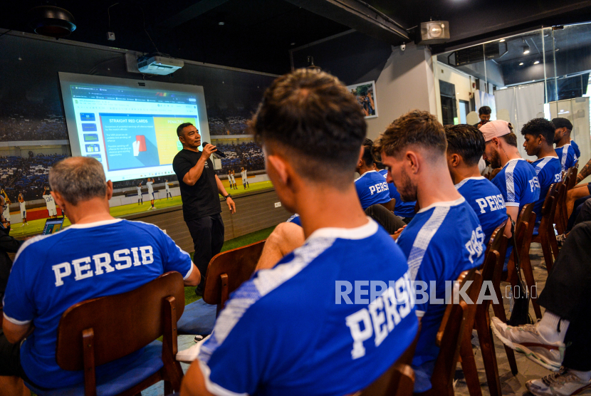 Instruktur Wasit PSSI Fachrizal Tahar memberiikan pemaparan kepada pemain dan ofisial tim Persib Bandung saat sosialisasi penggunaan Virtual Asisstant Referee (VAR) atau asisten wasit video 
