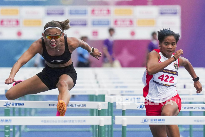 Emilia Nova dari Indonesia (kiri) dan Dina Aulia dari Indonesia bertanding di final lari gawang 100 meter putri dalam kompetisi atletik Pesta Olahraga Asia Tenggara ke-32 di Phnom Penh, Kamboja, Rabu (10/5/2023).