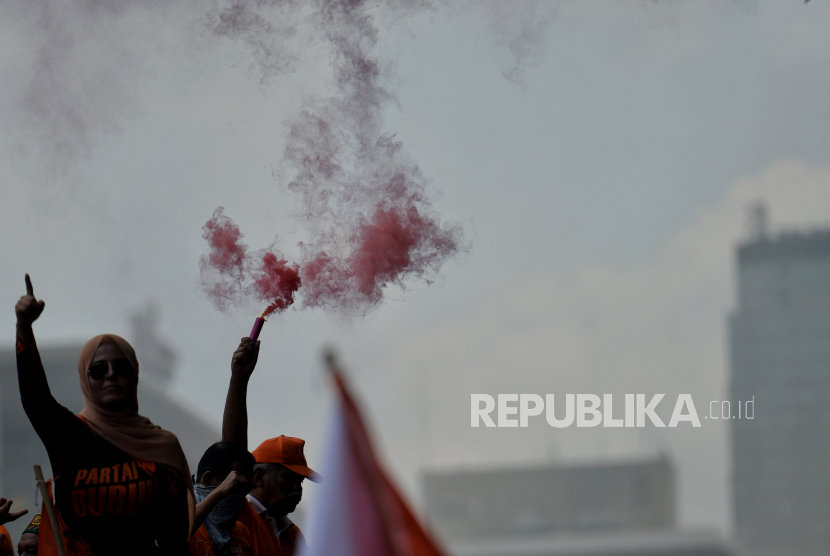 Massa dari Partai Buruh menggelar aksi di kawasan Patung Kuda, Jakarta, Sabtu (14/1/2023) menolak Perppu Cipta Kerja. Untuk Pilpres 2024, Partai Buruh merekomendasikan empat bakal calon presiden (capres) salah satunya, Ganjar Pranowo. (ilustrasi)