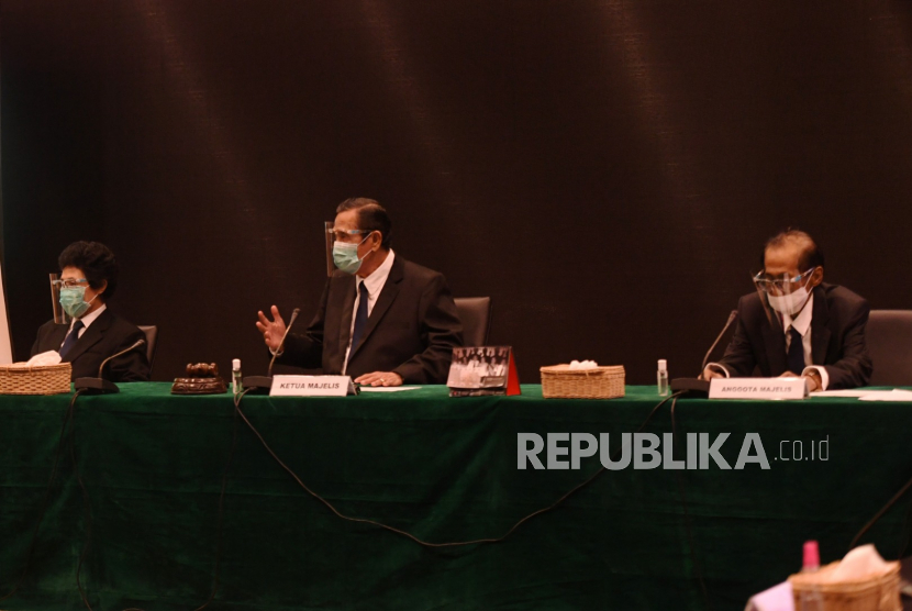 Majelis Etik KPK Tumpak Hatorangan Panggabean (tengah), Albertina Ho (kiri) dan Artidjo Alkostar  dalam sebuah sidang etik. (ilustrasi)