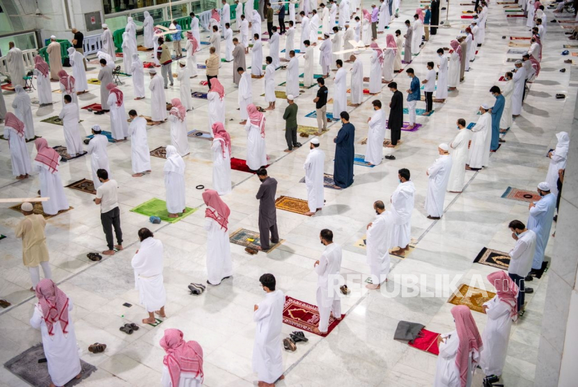 Jamaah Umroh Asing Berdatangan ke Arab Saudi. Umat Muslim yang melakukan sholat jarak sosial di Masjidil Haram untuk pertama kalinya dalam beberapa bulan sejak pembatasan penyakit coronavirus (COVID-19) diberlakukan, setelah diizinkan oleh otoritas Saudi, di kota suci Mekkah, Arab Saudi 18 Oktober 2020 