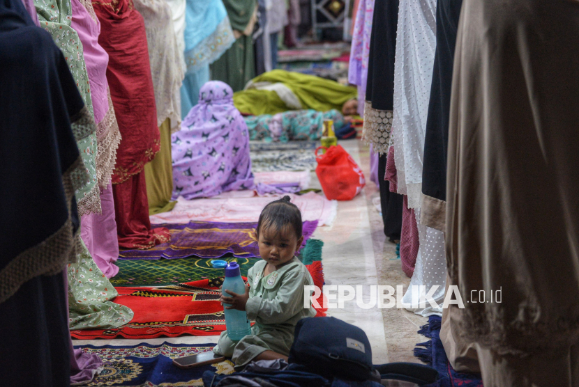 Seorang anak ikut melaksanakan Salat Tarawih pertama di Masjid Raya Nurul Wathon, Pakansari, Cibinong, Kabupaten Bogor, Jawa Barat, Rabu (18/2/2026). Pemerintah menetapkan awal puasa atau 1 Ramadhan 1447 Hijriah pada Kamis (19/2/2026). Salat Tarawih perdana tersebut diikuti dengan antusias oleh jemaah dari berbagai wilayah di Bogor. Selain orang dewasa, anak-anak juga tampak bersemangat mengikuti Salat Tarawih yang untuk pertama kalinya digelar di masjid tersebut setelah selesai dibangun pada Desember 2025.