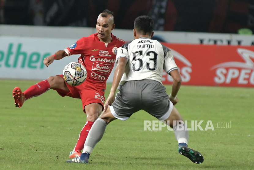 Pesepak bola Persija Jakarta Riko Simanjuntak (kiri) diadang pesepak bola Persib Bandung dalam lanjutan Liga 1 Indonesia 2023/2024.