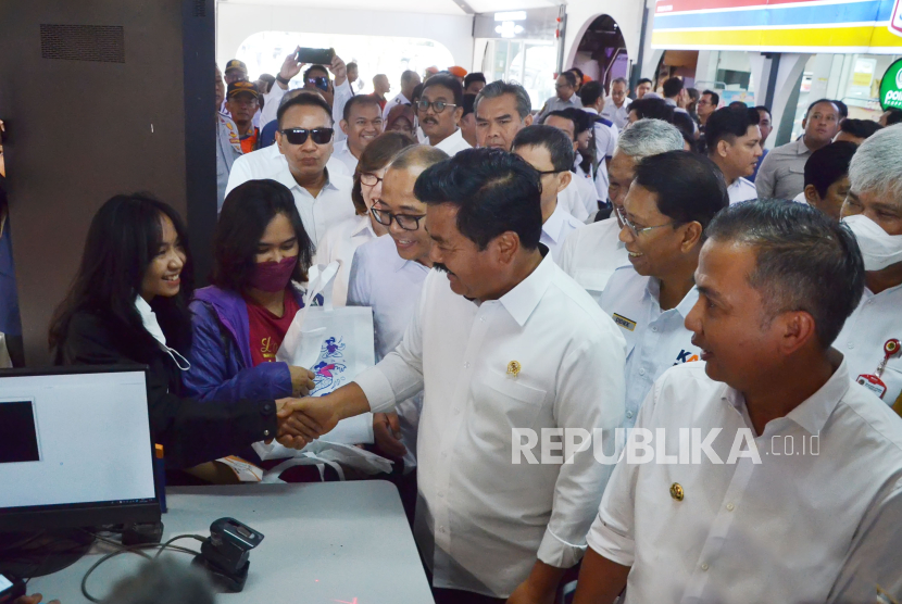 Pj Gubernur Jabar Bey Machmudin menyapa calon penumpang di Stasiun Bandung