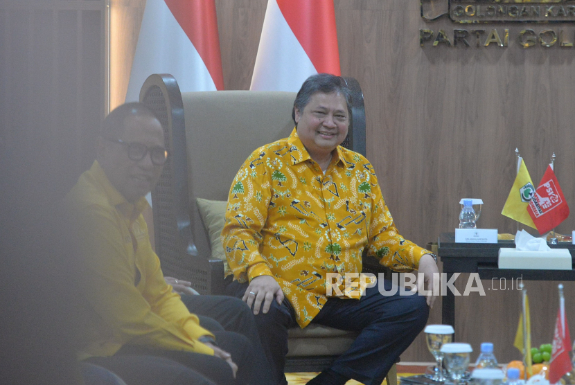 Ketua Umum Partai Golkar Airlangga Hartarto  saat melakukan pertemuan silahturahmi dengan PSI di Kantor DPP Partai Golkar, Jakarta , Kamis (11/7/2024). Pertemuan silahturahmi antar kedua partai tersebut membahas komunikasi politik antara lain yaitu seputar Pilkada Serentak 2024.