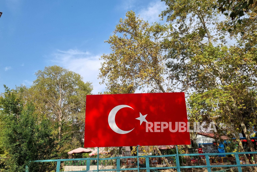 Bendera dipasang di sudut kota dan bangunan di Turki.