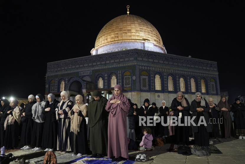 Umat Muslim melakukan tarawih yang diadakan selama bulan suci Ramadhan di sebelah Kubah Batu di kompleks Masjid Al-Aqsa di Kota Tua Yerusalem, Sabtu, (16/3/2024).