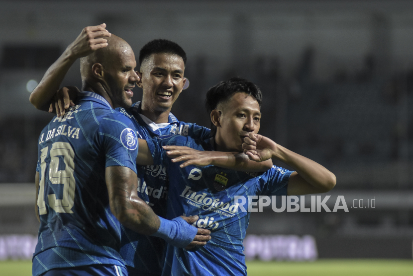 Sejumlah pemain Persib Bandung melakukan selebrasi pada pertandingan lanjutan BRI Liga 1 di Stadion Gelora Bandung Lautan Api (GBLA), Gedebage, Kota Bandung, Jawa Barat, Sabtu (28/10/2023). Dalam pertandingan tersebut Persib Bandung berhasil mengalahkan PSS Sleman dengan skor akhir 4-1.
