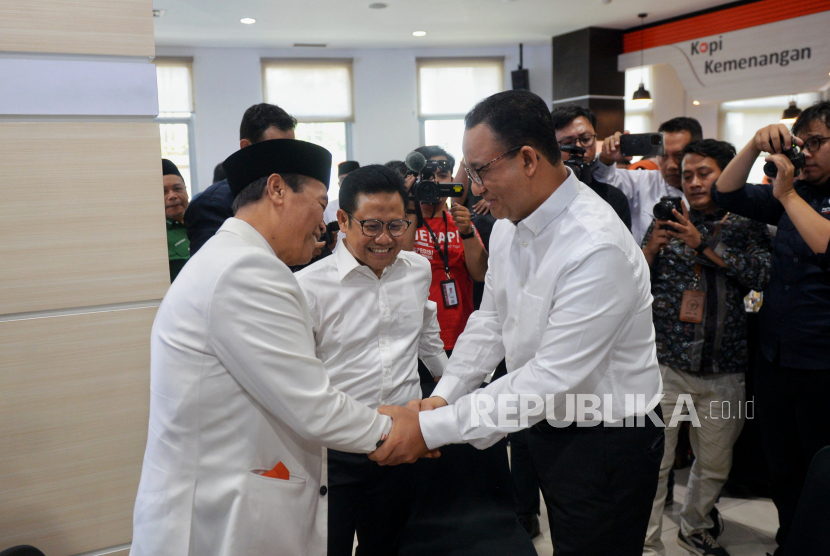 Wakil Ketua Majelis Syuro Hidayat Nur Wahid (kiri) menyambut kedatangan Bakal Calon Presiden Anies Baswedan (kanan) dan Bakal Calon Wakil Presiden Muhaimin Iskandar (kiri) saat tibad di kantor DPP PKS, Jakarta, Selasa (12/9/2023). Kunjungan ini merupakan kunjungan pertama Anies - Cak Imin (AMIN) ke kantor DPP PKS usai dideklarasikan sebagai pasangan capres dan cawapres pada Pilpres 2024. Pertemuan tersebut dilakukan oleh tiga partai Koalisi Perubahan untuk Persatuan (KPP) yang dihadiri sejunlah petinggi partai dari PKS, PKB dan Nasdem untuk membahas tentang kerjasama politik.Partai Keadilan Sejahtera (PKS) Ahmad Syaikhu bersama Sekjen PKS Aboe Bakar Al-Habsyi menyambut kedatangan Bakal Calon Presiden Anies Baswedan dan Bakal Calon Wakil Presiden Muhaimin Iskandar di kantor DPP PKS, Jakarta, Selasa (12/9/2023). Kunjungan ini merupakan kunjungan pertama Anies - Cak Imin (AMIN) ke kantor DPP PKS usai dideklarasikan sebagai pasangan capres dan cawapres pada Pilpres 2024. Pertemuan tersebut dilakukan oleh tiga partai Koalisi Perubahan untuk Persatuan (KPP) yang dihadiri sejunlah petinggi partai dari PKS, PKB dan Nasdem untuk membahas tentang kerjasama politik.