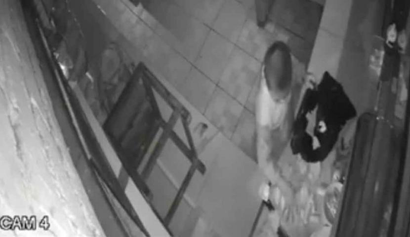 Seorang Bocah Terekam CCTV Mencuri Uang Kotak Amal di Mojokerto
